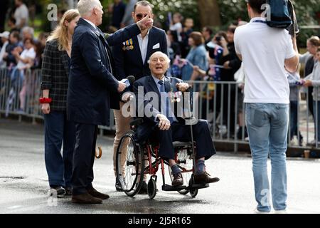 Sydney, Australien. 25. April 2022. Kriegsveteranen, Verteidigungspersonal, Kriegswitwen und Nachkommen machen sich während der Parade zum ANZAC Day am 25. April 2022 in Sydney, Australien, auf den Weg in die Elizabeth Street. Der diesjährige ANZAC Day March ist 107 Jahre her, seit die Truppen Australiens und Neuseelands in Gallipoli gelandet sind, um den Feldzug zu starten. Quelle: IOIO IMAGES/Alamy Live News Stockfoto
