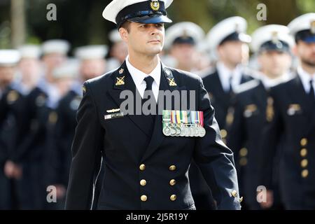 Sydney, Australien. 25. April 2022. Kriegsveteranen, Verteidigungspersonal, Kriegswitwen und Nachkommen machen sich während der Parade zum ANZAC Day am 25. April 2022 in Sydney, Australien, auf den Weg in die Elizabeth Street. Der diesjährige ANZAC Day March ist 107 Jahre her, seit die Truppen Australiens und Neuseelands in Gallipoli gelandet sind, um den Feldzug zu starten. Quelle: IOIO IMAGES/Alamy Live News Stockfoto