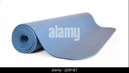 Blaue Fitnessmatte isoliert auf weißem Hintergrund. Gerollte Yoga Gummiausrüstung Stockfoto