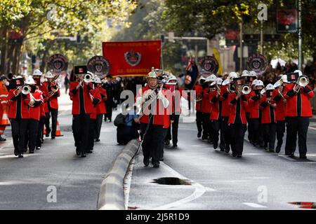 Sydney, Australien. 25. April 2022. Kriegsveteranen, Verteidigungspersonal, Kriegswitwen und Nachkommen machen sich während der Parade zum ANZAC Day am 25. April 2022 in Sydney, Australien, auf den Weg in die Elizabeth Street. Der diesjährige ANZAC Day March ist 107 Jahre her, seit die Truppen Australiens und Neuseelands in Gallipoli gelandet sind, um den Feldzug zu starten. Quelle: IOIO IMAGES/Alamy Live News Stockfoto