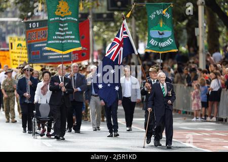 Sydney, Australien. 25. April 2022. Kriegsveteranen, Verteidigungspersonal, Kriegswitwen und Nachkommen machen sich während der Parade zum ANZAC Day am 25. April 2022 in Sydney, Australien, auf den Weg in die Elizabeth Street. Der diesjährige ANZAC Day March ist 107 Jahre her, seit die Truppen Australiens und Neuseelands in Gallipoli gelandet sind, um den Feldzug zu starten. Quelle: IOIO IMAGES/Alamy Live News Stockfoto