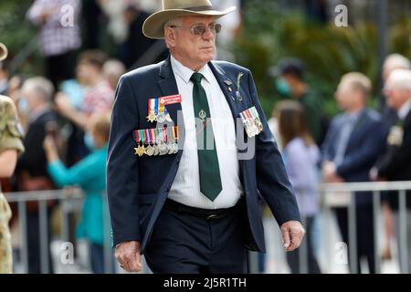 Sydney, Australien. 25. April 2022. Kriegsveteranen, Verteidigungspersonal, Kriegswitwen und Nachkommen machen sich während der Parade zum ANZAC Day am 25. April 2022 in Sydney, Australien, auf den Weg in die Elizabeth Street. Der diesjährige ANZAC Day March ist 107 Jahre her, seit die Truppen Australiens und Neuseelands in Gallipoli gelandet sind, um den Feldzug zu starten. Quelle: IOIO IMAGES/Alamy Live News Stockfoto