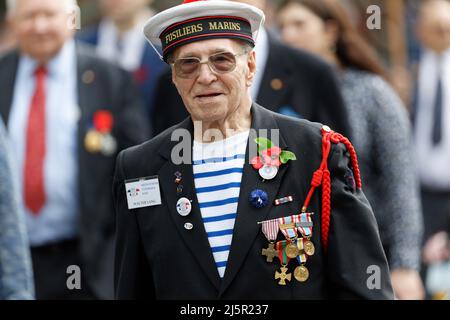 Sydney, Australien. 25. April 2022. Kriegsveteranen, Verteidigungspersonal, Kriegswitwen und Nachkommen machen sich während der Parade zum ANZAC Day am 25. April 2022 in Sydney, Australien, auf den Weg in die Elizabeth Street. Der diesjährige ANZAC Day March ist 107 Jahre her, seit die Truppen Australiens und Neuseelands in Gallipoli gelandet sind, um den Feldzug zu starten. Quelle: IOIO IMAGES/Alamy Live News Stockfoto