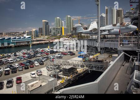 Panoramablick vom Flugdeck des Flugzeugträgers USS Midway mit einem Parkplatz im Vordergrund und der Skyline von San Diego im Hintergrund Stockfoto