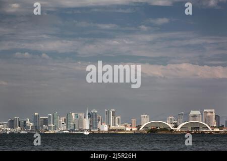 Panoramablick auf die Skyline von San Diego von der Bucht aus Stockfoto