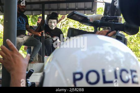 Colombo, Sri Lanka. 24. April 2022. Studenten nehmen an einer Demonstration gegen die anhaltende wirtschaftliche und politische Krise des Landes in Colombo Teil. (Foto: Saman Abesiriwardana/Pacific Press) Quelle: Pacific Press Media Production Corp./Alamy Live News Stockfoto