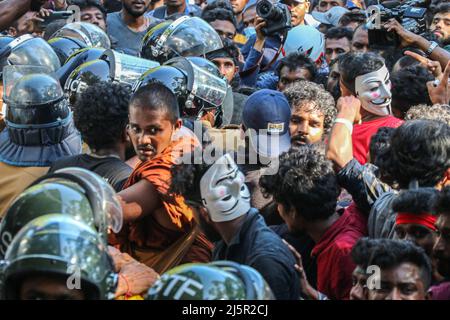 Colombo, Sri Lanka. 24. April 2022. Studenten nehmen an einer Demonstration gegen die anhaltende wirtschaftliche und politische Krise des Landes in Colombo Teil. (Foto: Saman Abesiriwardana/Pacific Press) Quelle: Pacific Press Media Production Corp./Alamy Live News Stockfoto