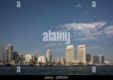 Panoramablick auf die Skyline von San Diego von der Bucht aus Stockfoto