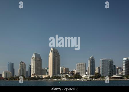 Panoramablick auf die Skyline von San Diego, von der Bucht aus Stockfoto