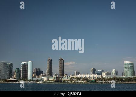 Panoramablick auf die Skyline von San Diego von der Bucht aus Stockfoto