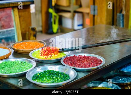 Gefärbte Glasfritte, die in Glasbläserprojekten verwendet wird Stockfoto