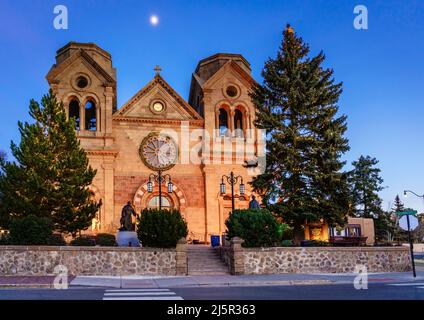 Nachtansicht der Kathedrale Basilica of St. Francis of Assisi in Santa Fe, New Mexico Stockfoto