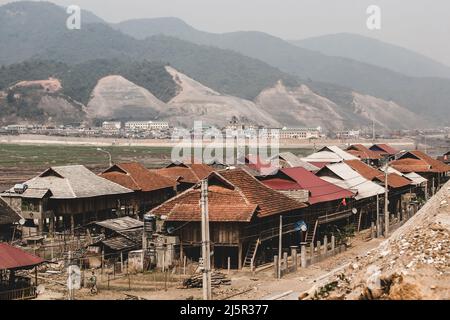 Die Landschaft des Wasserkraftwerks Ban Chat, alte Dörfer der Tai-Ethnie, die auf einer Baustelle wieder aufgebaut wurden. Vietnam. Stockfoto