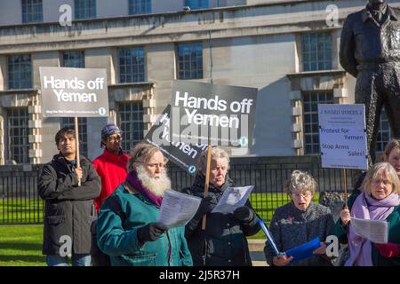 Die Teilnehmer versammeln sich und singen während der Protestdemonstration für Jemen - Stop Arms Sales vor der Downing Street im Zentrum von London. Stockfoto