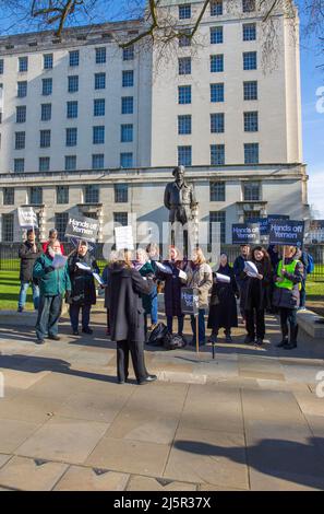 Die Teilnehmer versammeln sich und singen während der Protestdemonstration für Jemen - Stop Arms Sales vor der Downing Street im Zentrum von London. Stockfoto