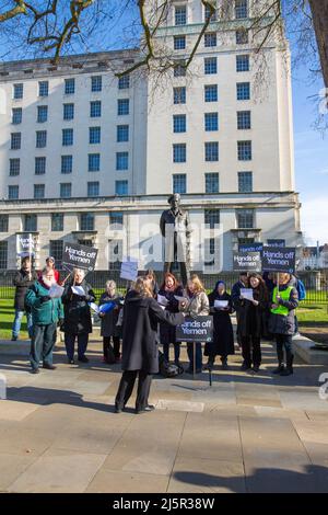 Die Teilnehmer versammeln sich und singen während der Protestdemonstration für Jemen - Stop Arms Sales vor der Downing Street im Zentrum von London. Stockfoto