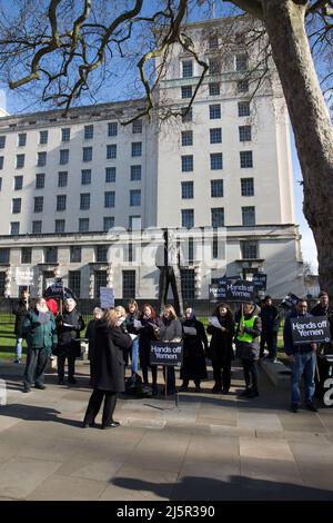 Die Teilnehmer versammeln sich und singen während der Protestdemonstration für Jemen - Stop Arms Sales vor der Downing Street im Zentrum von London. Stockfoto