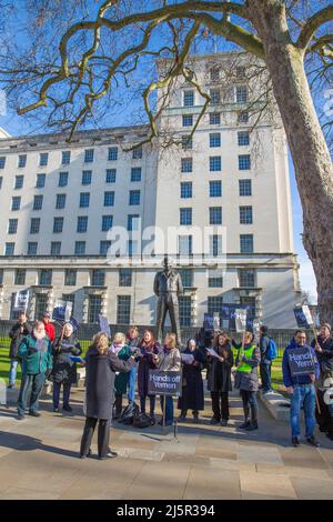 Die Teilnehmer versammeln sich und singen während der Protestdemonstration für Jemen - Stop Arms Sales vor der Downing Street im Zentrum von London. Stockfoto