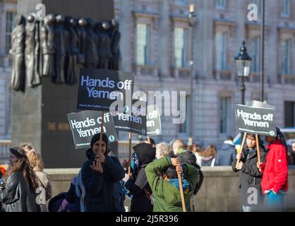 Die Teilnehmer versammeln sich und singen während der Protestdemonstration für Jemen - Stop Arms Sales vor der Downing Street im Zentrum von London. Stockfoto