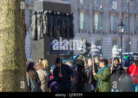 Die Teilnehmer versammeln sich und singen während der Protestdemonstration für Jemen - Stop Arms Sales vor der Downing Street im Zentrum von London. Stockfoto