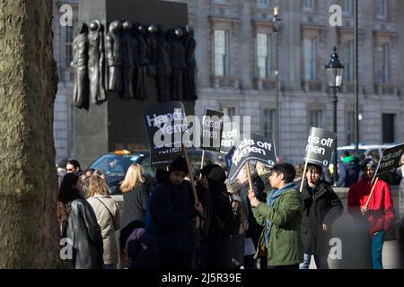 Die Teilnehmer versammeln sich und singen während der Protestdemonstration für Jemen - Stop Arms Sales vor der Downing Street im Zentrum von London. Stockfoto