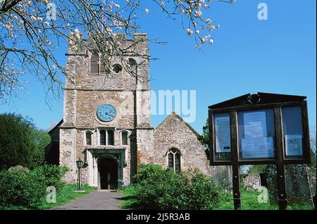 Das Äußere der alten Kirche St. Peter und St. Paul in Appledore, Kent, Südostengland Stockfoto