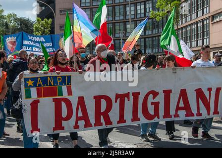 Rom, Italien. 25. April 2022. Rom 25 April 2022: 77.-jährige Manifestation der Befreiung PS das Foto kann in Übereinstimmung mit dem Kontext verwendet werden, in dem es aufgenommen wurde, und ohne die diffamierende Absicht des Dekors des vertretenen Volkes Kredit: Independent Photo Agency/Alamy Live News Stockfoto