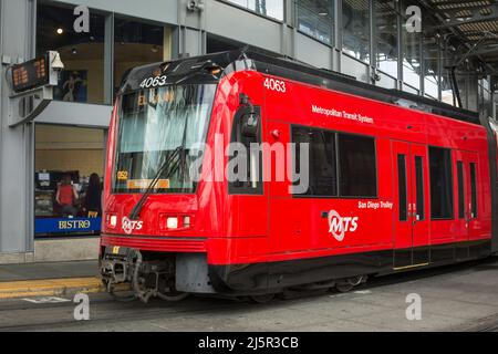 Der Red San Diego Trolley hielt an der San Diego Trolley Station im West Broadway Stockfoto
