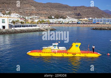 Gelbes U-Boot, U-Boot für Touristen Unterwasser Ausflüge, Hafen von Puerto de Mogan, Gran Canaria, Kanarische Inseln, Spanien, Europa, Atlantischer Ozean Stockfoto