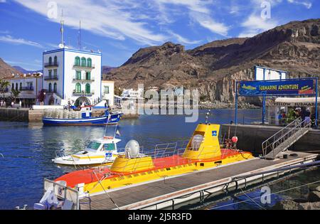 Gelbes U-Boot, U-Boot für Touristen Unterwasser Ausflüge, Hafen von Puerto de Mogan, Gran Canaria, Kanarische Inseln, Spanien, Europa, Atlantischer Ozean Stockfoto