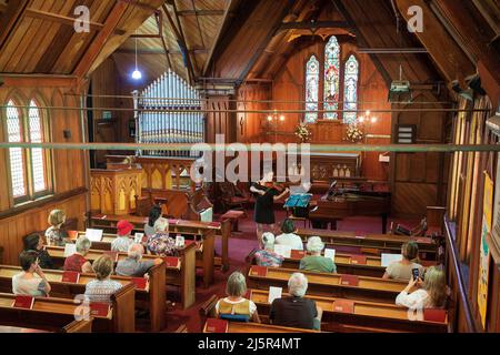 Neuseeland, Akarua -Saint Peter's Anglican Church (erbaut um 1864) mit der historisch restaurierten Orgel -Akaroa ist eine kleine Stadt auf Banks Peninsula im C Stockfoto