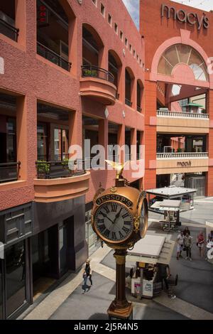 Luftaufnahme des abgerissenen Westfield Horton Plaza Einkaufszentrums mit der historischen Jessop-Uhr, Horton Plaza, Gaslamp Quarter, San Diego Stockfoto