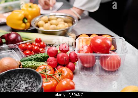 Nahaufnahme des frischen reifen Gemüses auf dem Tisch für die Zubereitung des Gerichts in der Küche des Restaurants Stockfoto