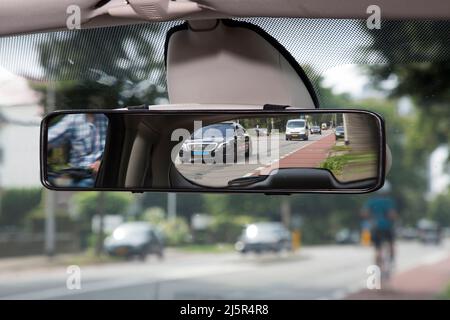 Panorama-Rückspiegel, extra breit, um alles hinter sich zu sehen. Stockfoto