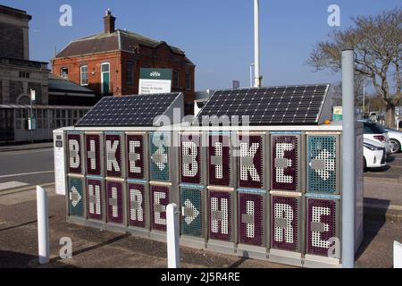 EXETER, Großbritannien - 1. MÄRZ 2021 Fahrradverleih am Bahnhof von Exeter St David Stockfoto