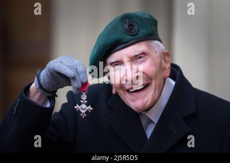 Datei-Foto vom 25/04/2022 von D-Day-Veteran Harry Billinge mit seinem MBE für wohltätige Spendenaktionen im Buckingham Palace, London. Harry Billinge, der im Alter von 96 Jahren starb, war erst 18 Jahre alt, als er einer der ersten britischen Soldaten war, der während der Schlacht um die Normandie auf Gold Beach landet. Ausgabedatum: Montag, 25. April 2022. Stockfoto