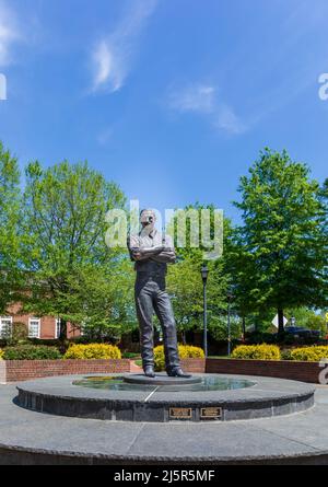 Kannapolis, NC, USA-17 APRIL 2022: Statue von Dale Earnhardt Sr. Auf dem Tribute plaza von Dale Earnhardt. Vertikales Bild. Stockfoto