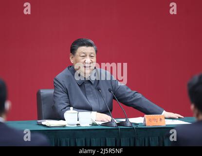 Peking, China. 25. April 2022. Der chinesische Präsident Xi Jinping, auch Generalsekretär des Zentralkomitees der Kommunistischen Partei Chinas und Vorsitzender der Zentralen Militärkommission, sitzt mit Vertretern von Lehrern und Studenten auf einem Symposium zusammen und hält eine wichtige Rede während eines Besuchs der Renmin Universität in China in Peking. Capital of China, 25. April 2022. Quelle: Ju Peng/Xinhua/Alamy Live News Stockfoto