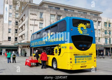 Plymouth, Devon, Großbritannien. 25.. April 2022. Ein sonniger Frühlingstag im Zentrum von Plymouth. Auf dem Armada Way ist ein Spendenbus „Stand mit der Ukraine“ geparkt Stockfoto