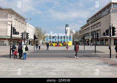 Plymouth, Devon, Großbritannien. 25.. April 2022. Ein sonniger Frühlingstag im Zentrum von Plymouth. Auf dem Armada Way ist ein Spendenbus „Stand mit der Ukraine“ geparkt Stockfoto