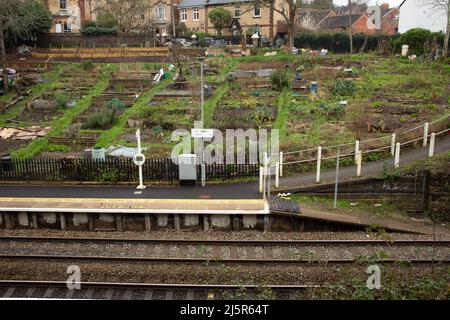 EXETER, Großbritannien - 3. MÄRZ 2021 CoVid-19-Sperre am Bahnhof und an Zuteilungen des St James Park Stockfoto