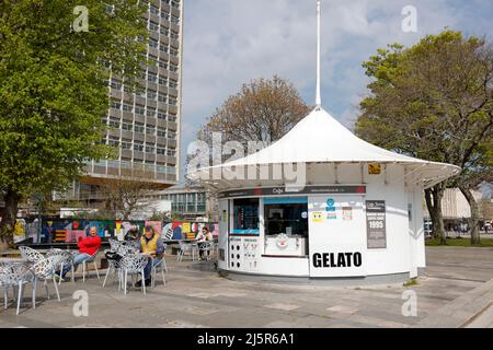 Plymouth, Devon, Großbritannien. 25.. April 2022. Ein sonniger Frühlingstag im Zentrum von Plymouth. Die Kunden genießen das wärmere, sonnige Wetter und genießen einen Kaffee aus dem Gel Stockfoto