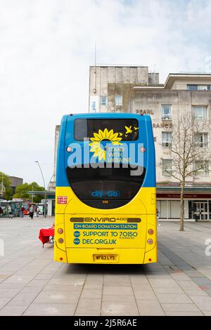 Plymouth, Devon, Großbritannien. 25.. April 2022. Ein sonniger Frühlingstag im Zentrum von Plymouth. Auf dem Armada Way ist ein Spendenbus „Stand mit der Ukraine“ geparkt Stockfoto