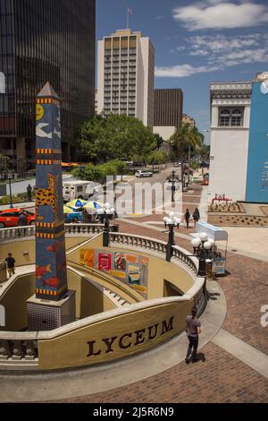 Luftaufnahme des farbenfrohen Monolith des Lyceum Theaters und der 3. Ave, Horton Plaza, San Diegos Gaslamp Quarter Stockfoto