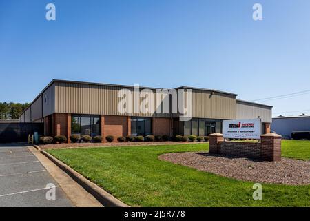 MOORESVILLE, NC, USA-17 APRIL 2022: MSI Defense Solutions, Forschungs- und Entwicklungsgebäude, Denkmalschutzschild. Stockfoto