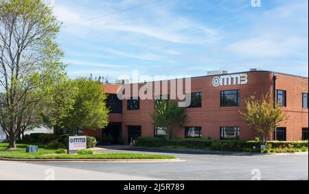 MOORESVILLE, NC, USA-17 APRIL 2022: MMB Kugellager, Gebäude- und Denkmalschutzschild, am sonnigen Frühlingstag. Stockfoto