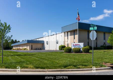 MOORESVILLE, NC, USA-17 APRIL 2022: Ameritech die & Mold, Inc., Gebäude, Schild und Flagge. Stockfoto