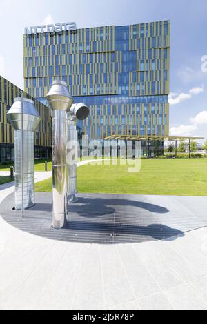 Mailand, Italien - 25. April 2022: Blick auf die Straße des Sonnenuntergangs in der Mailänder Architektur mit einem brandneuen goldenen Bürogebäude im Romolo-Viertel. Keine Menschen sind visib Stockfoto