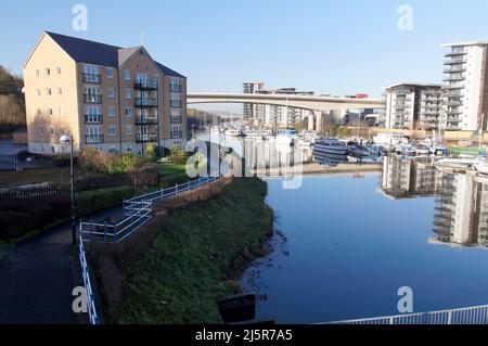 Klarer blauer Himmel an einem sonnigen Tag, Ely River, der in Cardiff Bay und Road Bridge mündet. Frühjahr 2022. April. An der Fußgängerbrücke Pont y Werin Stockfoto