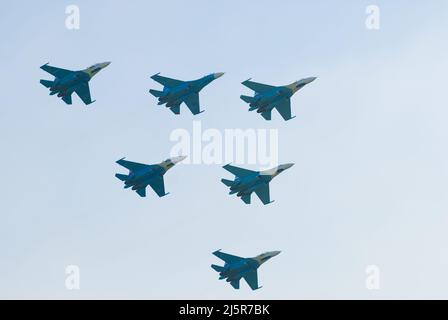 Team Arbeit der russischen Kampfflugzeuge SU-27 Ritter Stockfoto